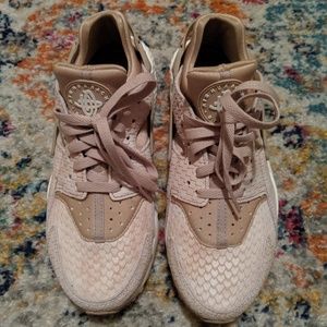 Nike Shoes - Nike Huaraches women's size 9 Nike Shoes - Nike Huaraches women's size 9